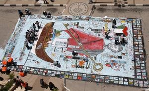 طلاب فلسطينيون يحضرون صورة كبيرة تمهيدا لاحياء ذكرى النكبة في رام الله	افپ﻿