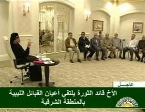 صورة تلفزيونية للقاء العقيد معمر القذافي برؤساء بعض القبائل﻿