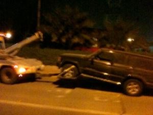 لحظة قطر احدى السيارات المخالفة الى الحجز﻿