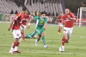 مدافع الاهلي وائل جمعة صاحب الهدف الوحيد بالمباراة امام الاتحاد السكندري ينطلق بالكرة