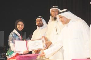 بندر عطاالله خلال تكريم احدى المتفوقات انور الكندري
