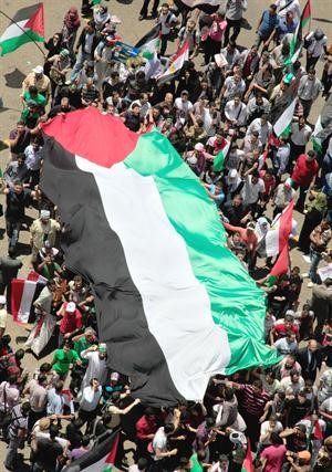 الاف المصريين يرفعون العلم الفلسطيني في جمعة الوحدة ودعم الانتفاضة