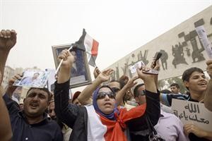 عراقيون يتظاهرون ضد الحكومة في ساحة التحرير وسط بغداد امس 	افپ﻿