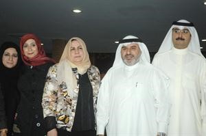 فهد الغيص مع بعض المشاركين في الحفل﻿