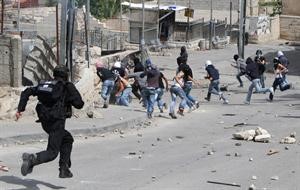 مواجهات بين قوات الاحتلال الاسرائيلي وشبان فلسطينيون بعد صلاة الجمعة في القدس امس افپ