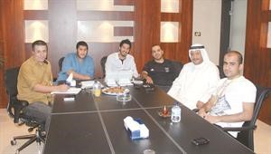 ضيف ديوانية الانباء الفوزان وابن عمته راشد الجلاهمة يتوسط الزملاء احمد حسين ومبارك الخالدي وعبدالعزيز جاسم ويحيى حميدانحسن حسيني﻿