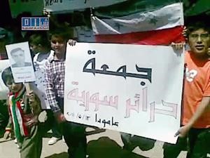 صورة ماخوذة عن الانترنت لمتظاهرين يرفعرن شعار جمعة حرائر سورية في مدينة عامودا	افپ﻿