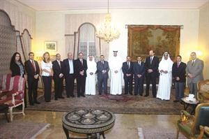 الشيخ مبارك العبدالله متوسطا اعضاء الوفد الاقتصادي الاردني
