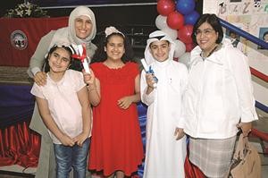 الطالبان التوامان محمد ورهام تقي مع افراد عائلتهما
