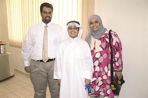 الطالب يوسف ضاري الغربلي ووالداه محمد ماهر
