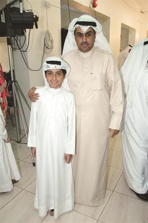 الطالب نايف ناصر المطيري مع والده

