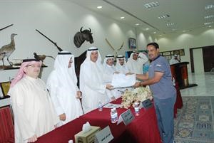 الشيخ سلمان الحمود يسلم المكافاة للبطل الاولمبي فهيد الديحاني 	كرم ذياب﻿