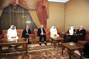 الرئيس جاسم الخرافي اثناء استقباله الامير تركي الفيصل وطاهر المصري وجون ميجور بحضور ابراهيم دبدوب ومرزوق الخرافي ﻿