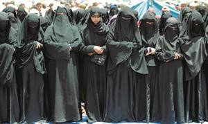 يمنيات يؤدين الصلاة في صنعاء خلال تظاهرة مناهضة للرئيس علي عبدالله صالح امس﻿