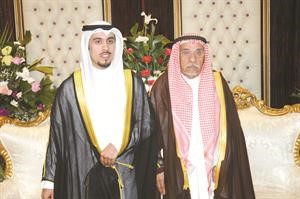 المعرس مع والده في لقطة تذكارية﻿