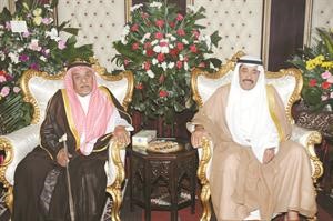 عبدالعزيز البابطين مع والد المعرس عبيد المزعل﻿