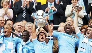 فرحة لاعبي مانشستر سيتي كارلوس تيفيز ويحيى توريه بالتتويج بكاس انجلترا افپ
