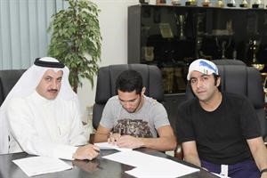 محمد الهاجري وماجد عناد مع المحترف البرازيلي باولو اثناء تجديد العقد ﻿