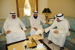 مرزوق الغانم وعادل الصرعاوي اثناء تقديمهما الاستجواب السابق للشيخ احمد الفهد الى الامين العام لمجلس الامة علام الكندري هاني الشمري