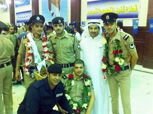  احد الخريجين متوسطا اصدقاءه بعد حفل التخرج	 سعود سالم﻿