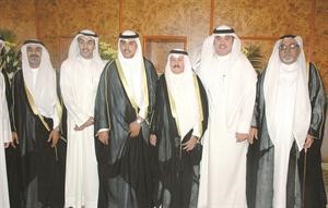 محمد العويمري ومشاري الطويل يباركان﻿