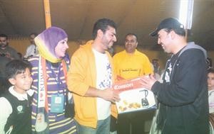 الشيخ طلال الفهد مكرما احد الفائزين﻿