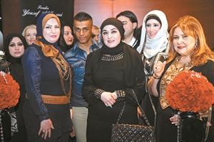 الشيخة نوال الحمود تتوسط المصممين