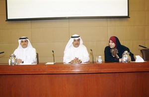 دهنادي المباركي متحدثا خلال الحلقة النقاشية﻿