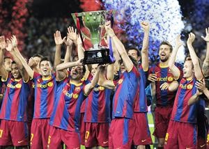 نجوم برشلونة سعداء بتسلم كاس الدوري الاسباني افپ
