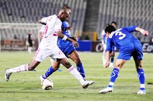 مهاجم الزمالك محمود عبدالرازق شيكابالا يحاول تخطي مدافعي سموحة﻿