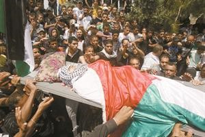 فلسطينيون يشيعون شهداء النكبة في مخيم عين الحلوة امس 	محمود الطويل﻿