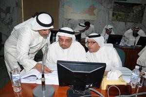 د عبدالكريم السليم ومحمد الهدية يراجعان اجندة التقارير﻿