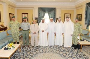 الشيخ مشعل الاحمد خلال لقائه دعبداللطيف البدر ووفد الجامعة المرافق له﻿