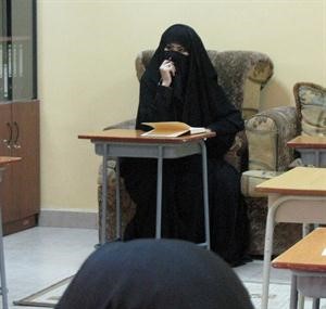منيرة الحربي تدون ملاحظاتها﻿