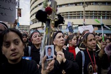 مجموعة من المعتصمات القبطيات امام ماسبيرو