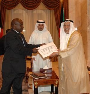 الشيخ علي الجراح يتسلم رسالة الامير من المبعوث الخاص لرئيس بوروندي﻿