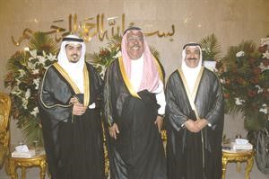 الشيخ جابر الخالد متوسطا اللواء يحيى الصالح ونجله المعرس خالد الصالح