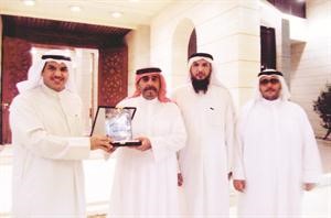 الشيخ احمد صباح السالم يتسلم نسخة الكتاب من منايف الهاجري بحضور والده هذال الهاجري والشيخ سطام احمد الصباح