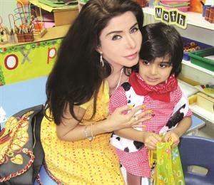 الزميلة منيرة عاشور مع ابن اخيها احمد محمد عاشور
