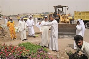 مفتشو البلدية خلال حملتهم في منطقة المشاتل