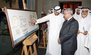 دعبدالرزاق النفيسي في جولة داخل المعرض المصاحب للمنتدى﻿