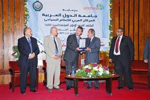 وزير السياحة المصري ونائب رئيس مجموعة الخرافي خلال افتتاح الملتقى ﻿
