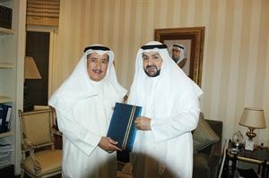 عبد المانع الصوان مهديا نسخة من رسالة الماجستير الى احمد فيصل الزبن