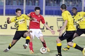 لاعب وسط الاهلي محمد بركات يحاول التسديد بمضايقة مدافع وادي دجلة