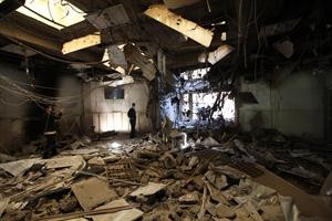 اثار الدمار الذي لحق بمبنى الوكالة الليبية لمكافحة الفساد في طرابلس فجر الامس	افپ﻿