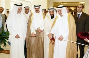دعادل الفلاح وعبدالله مهدي براك ودمحمد العمر خلال افتتاح المعرض على هامش المؤتمر 	انور الكندري﻿
