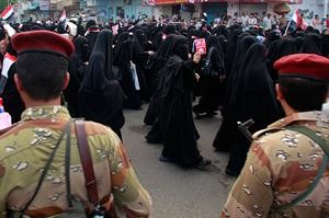 مظاهرة نسائية ليمنيات يطالبن برحيل الرئيس علي عبدالله صالح	 افپ﻿