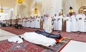 ذوو واقرباء القحطاني يؤدون صلاة الجنازة على جثمانه في الجامع الكبير في الرياض	رويترز﻿