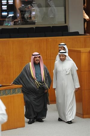 سمو رئيس الوزراء الشيخ ناصر المحمد يدخل القاعة مع فيصل الدويسان﻿