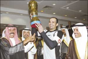 سمو ولي العهد الشيخ نواف الاحمد مسلما الكاس لكابتن الكويت خالد الفضلي 	الازرقكوم